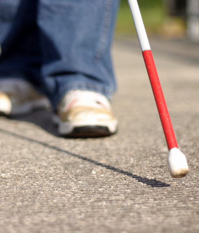 Imagem ilustrativa de um deficiente visual utilizando sua bengala para caminhar